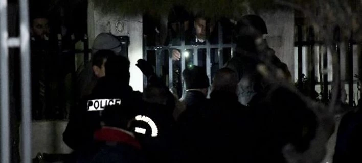 «Ρίξε το όπλο, θα πυροβολήσω» -Πώς η ΕΚΑΜ ακινητοποίησε τον ταξιτζή που είχε ταμπουρωθεί σε διαμέρισμα στον Αγιο Δημήτριο (εικόνες,βίντεο)